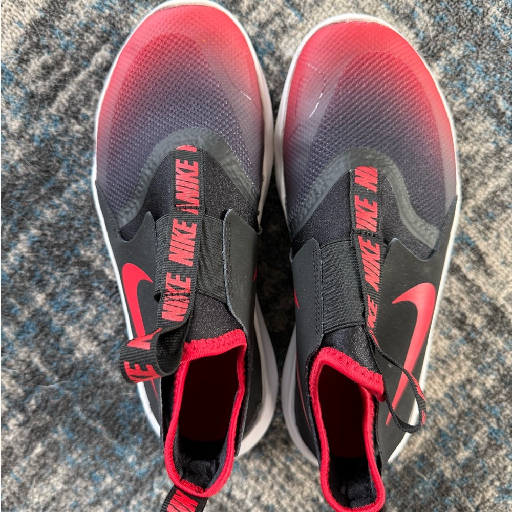 Boys 3.5 Nike Red and Black flexrunner Slip-On Sneakers